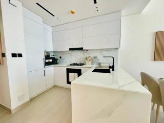 Opulent Nook 1br Designer Hideaway In Onyx - 1