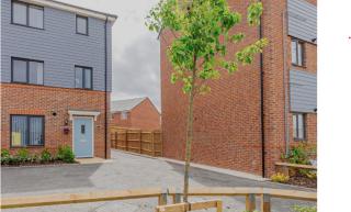 Large Home - Driveway & Garden - - 5