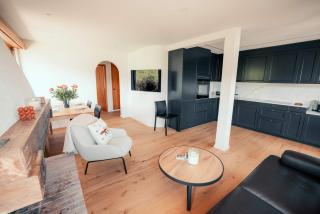 Stylish Lakeview Apartment Balcony & Free Parking - 9