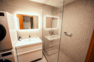 Stylish Lakeview Apartment Balcony & Free Parking - 6