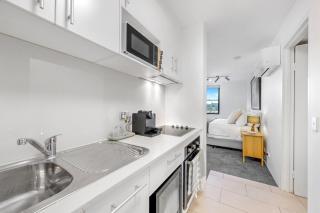 Iconic Corner Apartment with King & Queen Beds - Sydney - 5