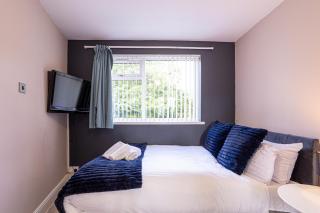 Newly Refurbed 5 Bed House, Cosely - Coseley - 8
