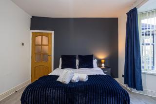 Newly Refurbed 5 Bed House for Contractors, Families & Relocation- Cosely Wolverhampton - 1