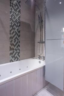 Newly Refurbed 5 Bed House, Cosely - 1