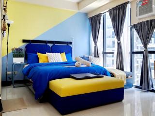 New BGC Cozy Vibrant unit minutes Walk to Grand Canal Mall Free Parking with Pool and Gym - Manila - 0