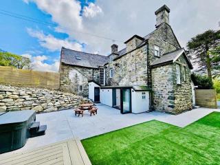 Elegant 9-Bed Manor in Snowdonia - Dolgellau - 2