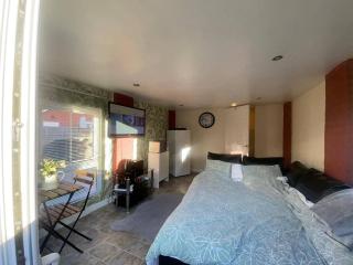 Studio-Sleeps 2 free parking-garden-near shops - Bristol - 7