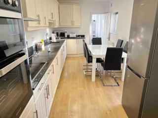 Long stay sleeps 12 and 5 bed house in Medway - 8