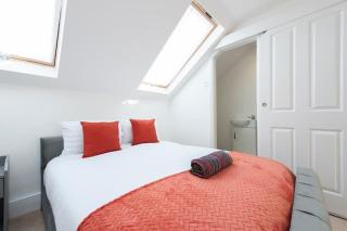 Long stay sleeps 12 and 5 bed house in Medway - 2