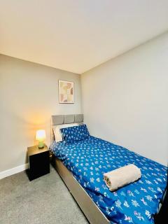 Quirky and spacious 5 Bedroom and 3 bathroom house Sleeps 7 with free Parking in Basildon - 6