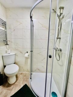 Quirky and spacious 5 Bedroom and 3 bathroom house with free Parking in Basildon - Laindon - 6