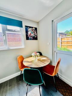Quirky and spacious 5 Bedroom and 3 bathroom house Sleeps 7 with free Parking in Basildon - 3
