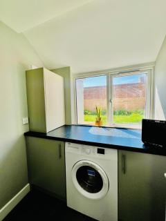 Quirky and spacious 5 Bedroom and 3 bathroom house Sleeps 7 with free Parking in Basildon - 2