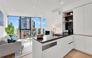 Skyline Luxury in Melbourne Central Tallest Tower - Aurora Apartment with Epic Views & Pool Access - Melbourne - 7