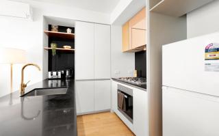 Skyline Luxury in Melbourne Central Tallest Tower - Aurora Apartment with Epic Views & Pool Access - Melbourne - 3