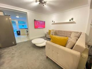 4 bed house with parking by Chatham station - Chatham - 0