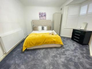 4 bed house with parking by Chatham station - 5