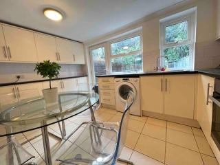 4 bed house with parking by Chatham station - Chatham - 4