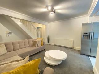 4 bed house with parking by Chatham station - 3