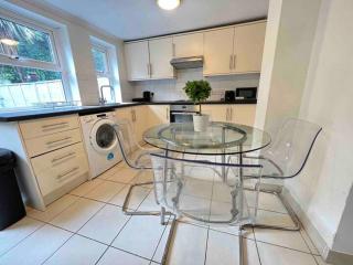 4 bed house with parking by Chatham station - 2