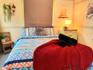 Oakwood House - Entire house rental - 4 bedrooms with Netflix and WiFi - 2