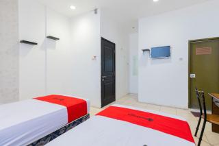 RedDoorz at Sparkling Hotel Surabaya - 2