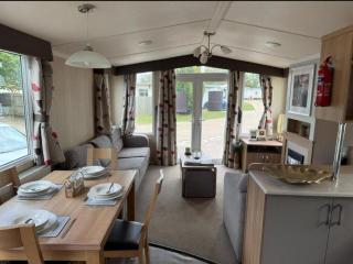 Lovely Caravan With Decking At Broadland Sands, Suffolk Ref 20302Bs - Hopton on Sea - 0