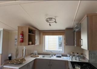Lovely Caravan With Decking At Broadland Sands, Suffolk Ref 20302Bs - Hopton on Sea - 9