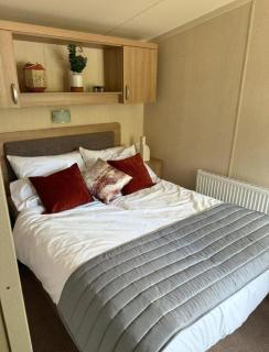 Lovely Caravan With Decking At Broadland Sands, Suffolk Ref 20302Bs - Hopton on Sea - 8