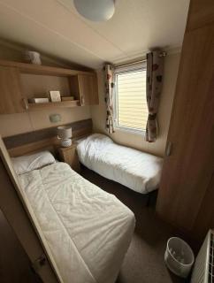 Lovely Caravan With Decking At Broadland Sands, Suffolk Ref 20302Bs - Hopton on Sea - 6