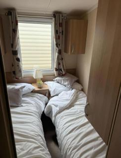 Lovely Caravan With Decking At Broadland Sands, Suffolk Ref 20302Bs - Hopton on Sea - 5