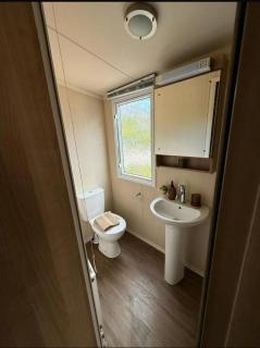 Lovely Caravan With Decking At Broadland Sands, Suffolk Ref 20302Bs - Hopton on Sea - 3