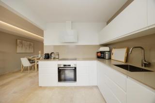 3-Story Townhouse for 7, Newly Renovated, Terrace, BBQ, and Beach Access in Arenal, Marbella - 2