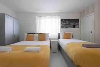Sleeps 7 a 3 Bed house in Rochester 4 beds - Wainscot - 2