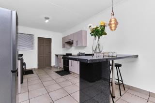 Luxury & Stylish 3 bed Villa at IHITA in Beverly Sandton - Sandton - 2