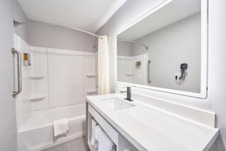 All Seasons Inn & Suites - 7