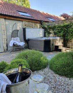 Bijou Barn at Bath with Large Hot Tub - 0