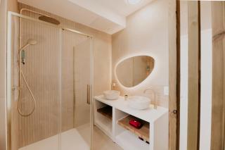 Spacious 5-Bedroom Home with Terrace, Air Conditioning and Parking - 2