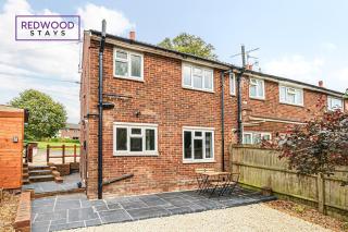2 Bed 1 Bath House, Perfect for Corporate, Contractors & Families FREE Parking, Garden, Netflix By REDWOOD STAYS - Alton - 2