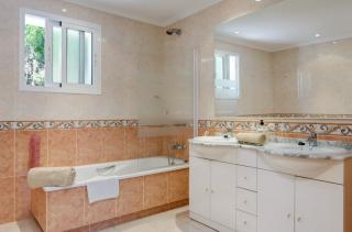 Outstanding Holiday Villa Set in the Village of El Coto & Ideally Placed for Fuengirola Beach - Santa Fe de los Boliches - 1