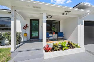 Modern Mid-Century Beach Bungalow - 9