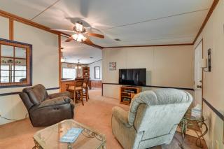 5 Blocks to Beach Access Sanders Island Getaway! - 6