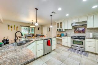 Luxury Yosemite Escape with Hot Tub and Game Zone! - Oakhurst - 3