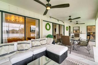 Group Getaway Luxe Lakeside Gem in Port Charlotte - Yonkers - 9
