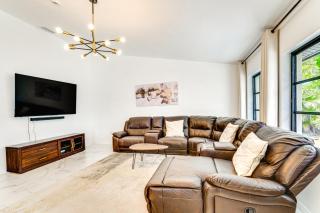 Group Getaway Luxe Lakeside Gem in Port Charlotte - Yonkers - 7