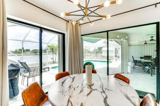 Group Getaway Luxe Lakeside Gem in Port Charlotte - Yonkers - 5