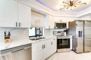 Group Getaway Luxe Lakeside Gem in Port Charlotte - Yonkers - 4