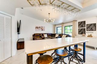 Group Getaway Luxe Lakeside Gem in Port Charlotte - Yonkers - 2