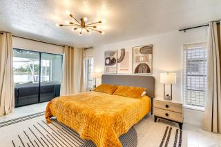 Group Getaway Luxe Lakeside Gem in Port Charlotte - Yonkers - 1
