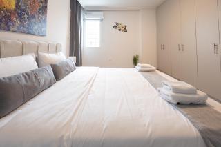 Elegant Sea View Stay - Piraeus Port - 4